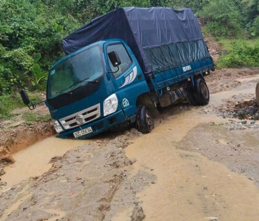 Con đường trở nên lầy lội mỗi khi mùa mưa. da-nang-dan-kho-vi-du-an-khung-dang-do-4.jpg