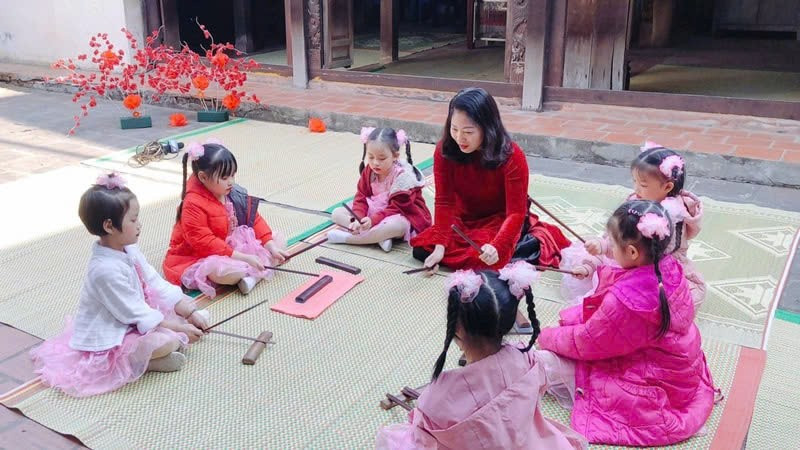 Các em nhỏ được tiếp xúc với ca trù. Ảnh: Nhịp sống Hà Nội