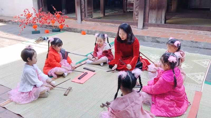 Các em nhỏ được tiếp xúc với ca trù. Ảnh: Nhịp sống Hà Nội