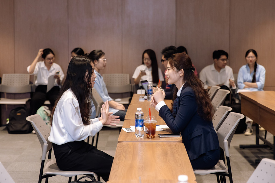 นักศึกษามหาวิทยาลัยเศรษฐศาสตร์นครโฮจิมินห์ สัมภาษณ์งานกับทางมหาวิทยาลัย ภาพโดย: T.K de-sieu-do-thi-dai-hoc-vuon-tam-2.jpg