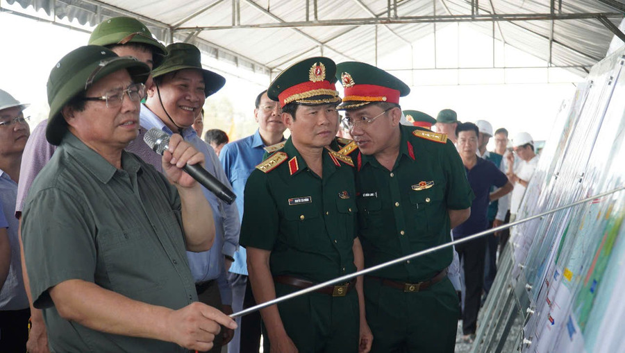 Thủ tướng Phạm Minh Chính trong buổi kiểm tra tiến độ thi công Dự án Đầu tư xây dựng đường bộ cao tốc Cần Thơ - Cà Mau, thuộc Dự án Đường bộ cao tốc Bắc - Nam phía Đông (giai đoạn 2021 - 2025). Ảnh: Q.A chia-khoa-la-tam-nhin-chien-luoc-2.jpg