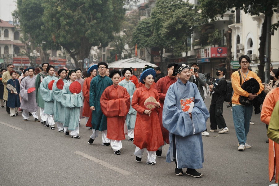 nguoi-tre-phuc-dung-anh-liet-si-bai-cuoi-2.jpg