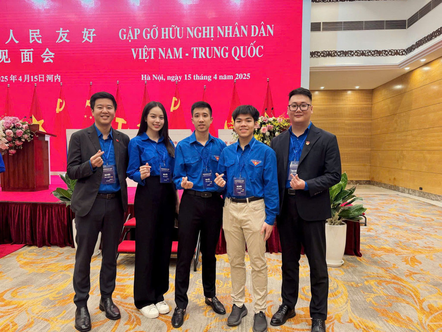 Phùng Quang Trung (giữa) - người thành lập nhóm Skyline tham gia chương trình Gặp gỡ hữu nghị nhân dân Việt Nam - Trung Quốc.
