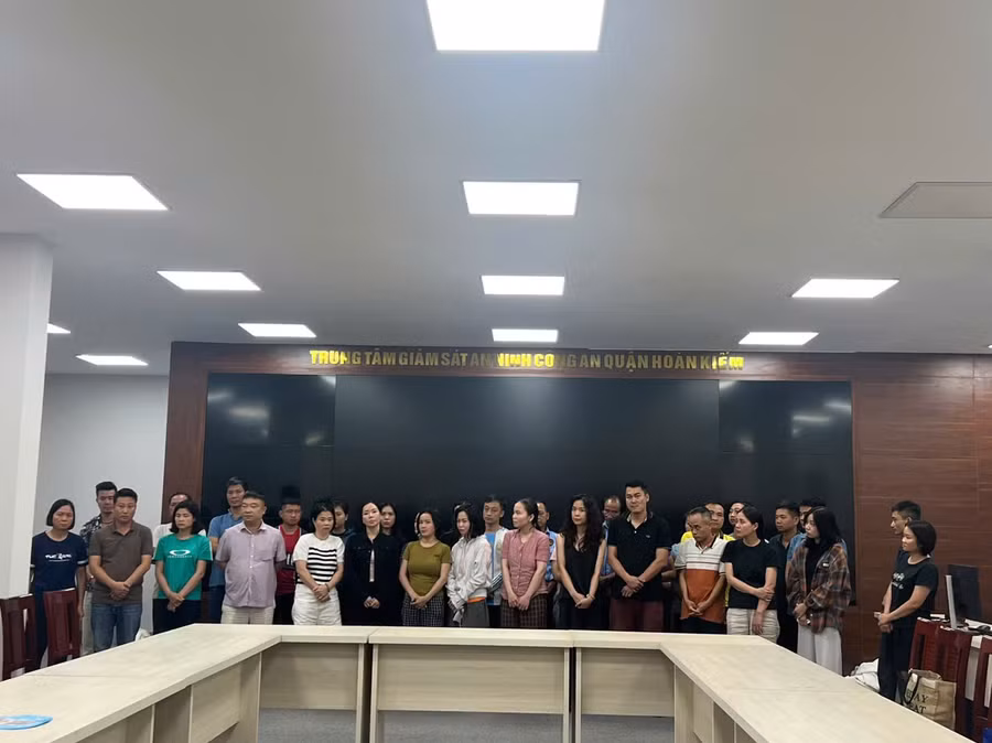 Các bị can trong vụ án tại cơ quan công an. 