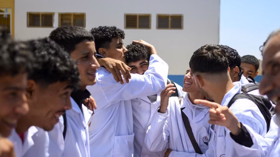 Học sinh Morocco động viên nhau quay trở lại trường học.