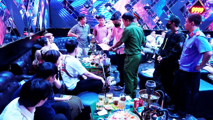 Công an Bình Phước phá đường dây ma túy trong một quán bar tại TX Chơn Thành, Bình Phước.