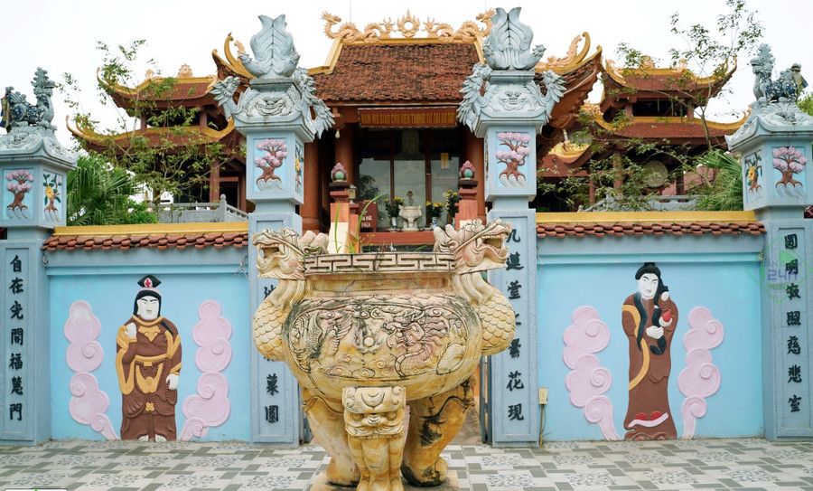 Theo sự tích, phụ nữ góa bụa nhưng không đi bước nữa ở làng Xuân Trạch, xã Xuân Canh (Đông Anh, Hà Nội) được dự lễ 'chứa chư bà' tại đền Mẫu. phu-nu-thoi-xua-va-che-do-tiet-phu-liet-nu-4.jpg