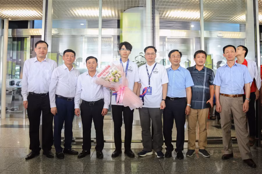 Đại diện lãnh đạo Sở GD&ĐT Bắc Ninh, Trường THPT Chuyên Bắc Ninh chúc mừng em Nguyễn Công Vinh đoạt Huy chương Vàng Olympic Vật lý châu Á 2025.