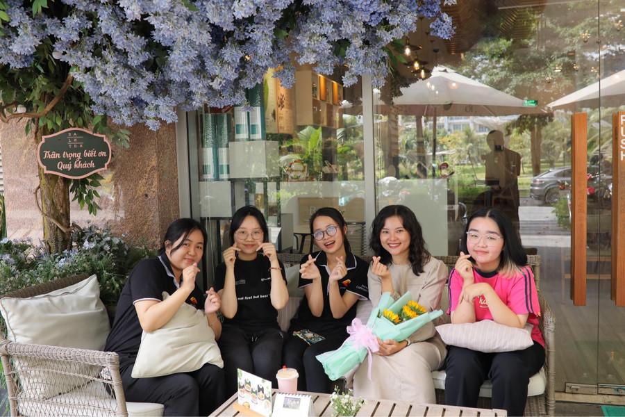 Sinh viên Thu Trang (giữa) gặp gỡ nhân vật phỏng vấn. Ảnh: NVCC the-he-phong-vien-tuong-lai-san-sang-cho-ky-nguyen-tri-tue-nhan-tao-3.jpg