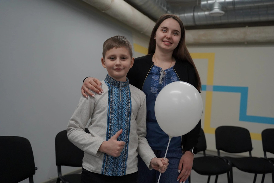 Hlib (10 tuổi) phấn khích bước vào lớp học mới dưới hầm. Ảnh: UNHCR tre-em-ukraine-hoc-cach-giu-nu-cuoi-3.jpg