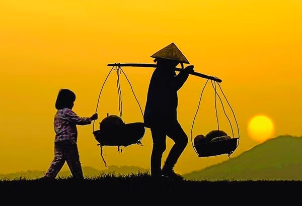 Đôi vai gầy mẹ quẩy gánh mỗi sớm hôm. Ảnh minh họa: ITN