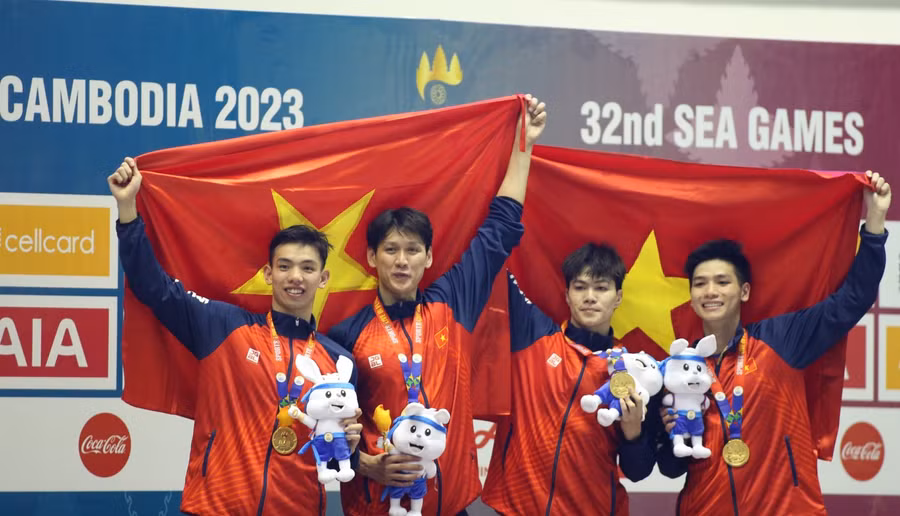 Đội tuyển bơi tiếp sức 4x200m tự do nam Việt Nam giành tấm Huy chương Vàng SEA Games 32. Ảnh: INT
