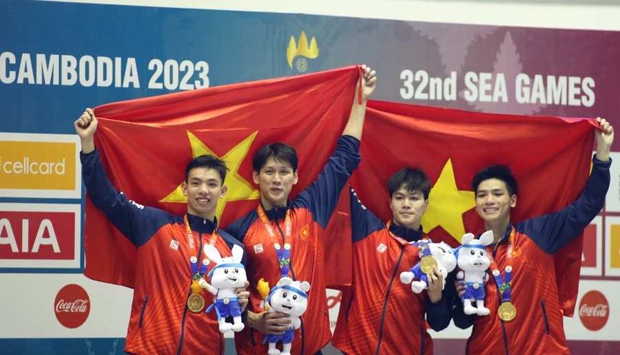 Đội tuyển bơi tiếp sức 4x200m tự do nam Việt Nam giành tấm Huy chương Vàng SEA Games 32. Ảnh: INT