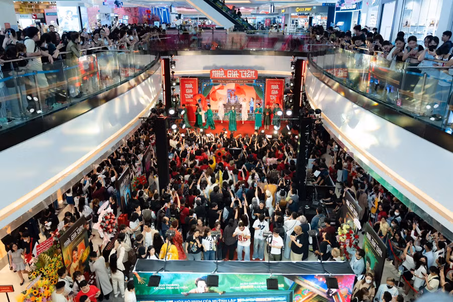 Phim 'Nhà gia tiên' thu hút đông đảo khán giả trẻ.