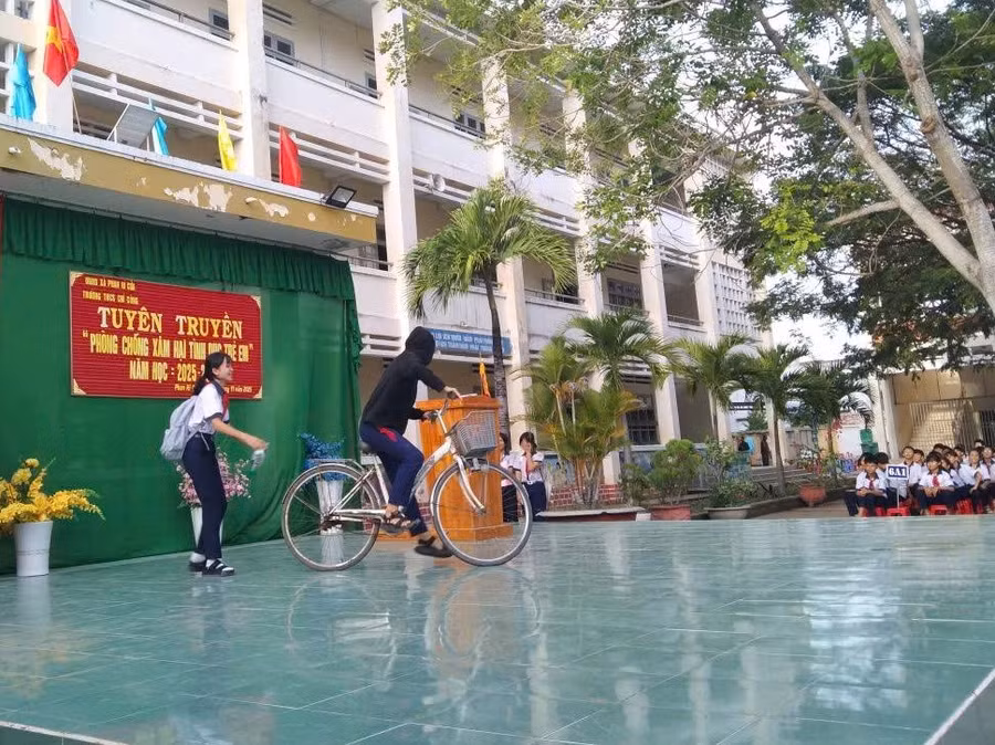 Trường THCS Chí Công (Lâm Đồng) tổ chức tuyên truyền phòng chống xâm hại trẻ em. Ảnh: website nhà trường
