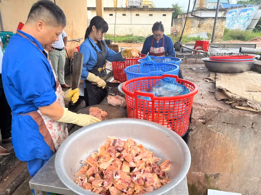 Nhân viên Trường PTDTNT THPT Mường Nhé chế biến thực phẩm cho bữa ăn của học sinh.