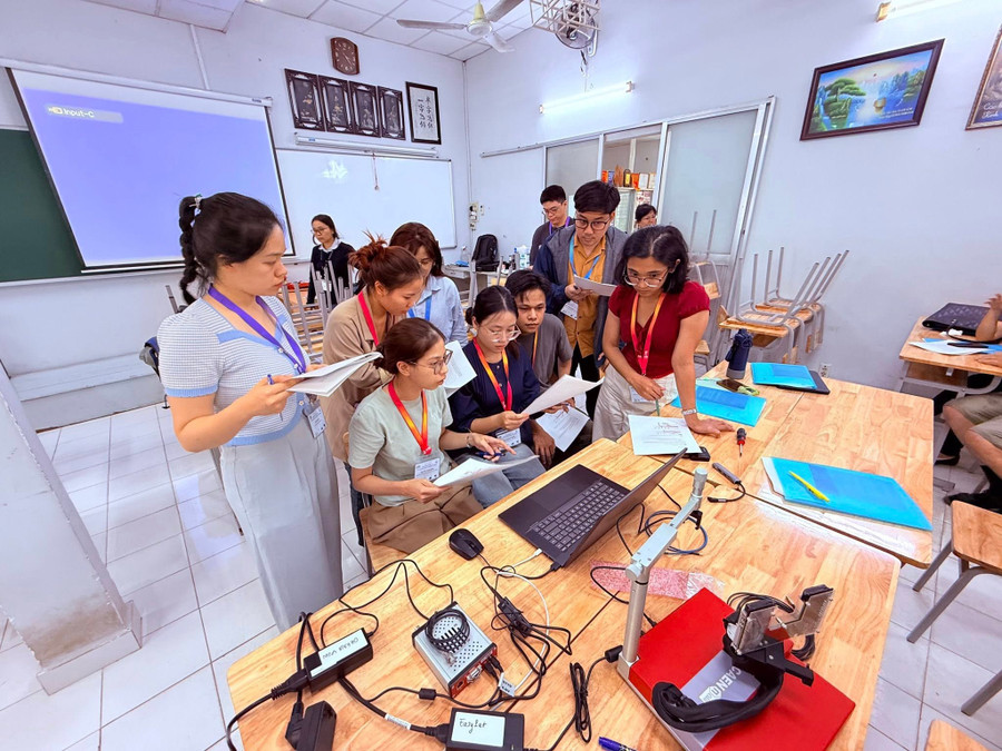 Studenter ved Institutt for kjernefysikk - Det fysikkfakultet (Universitetet for naturvitenskap - Vietnams nasjonale universitet, Hanoi) deltok i et kurs arrangert av Nuclear and Plasma Science Association og Vietnams nasjonale universitet, Ho Chi Minh-byen. Foto: NTCC chinh-phuc-tuong-lai-nang-luong-co-hoi-mo-2.jpg