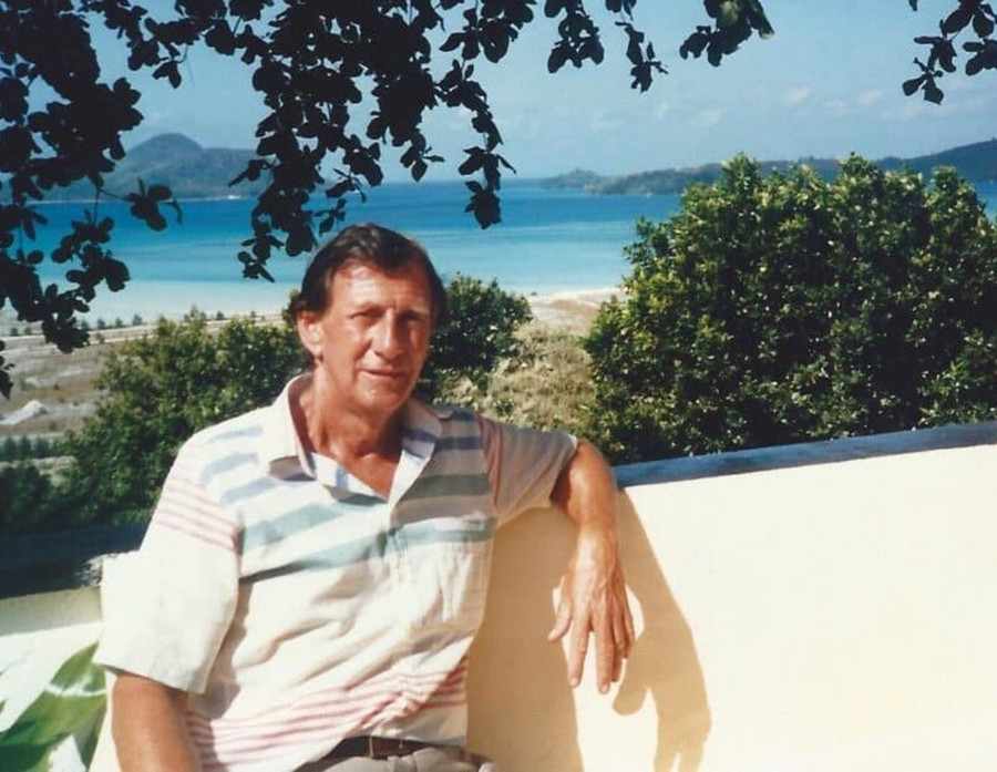 Brendon Grimshaw, những ngày đầu đến đảo Moyenne. bien-dao-hoang-thanh-thien-duong-1.jpg