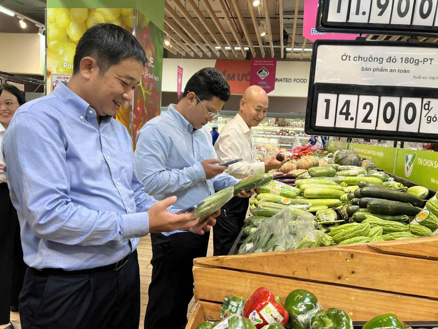 Lãnh đạo Sở Công Thương TPHCM và các ban ngành giám sát, kiểm tra hàng hóa tại siêu thị. Ảnh: Phương Uyên