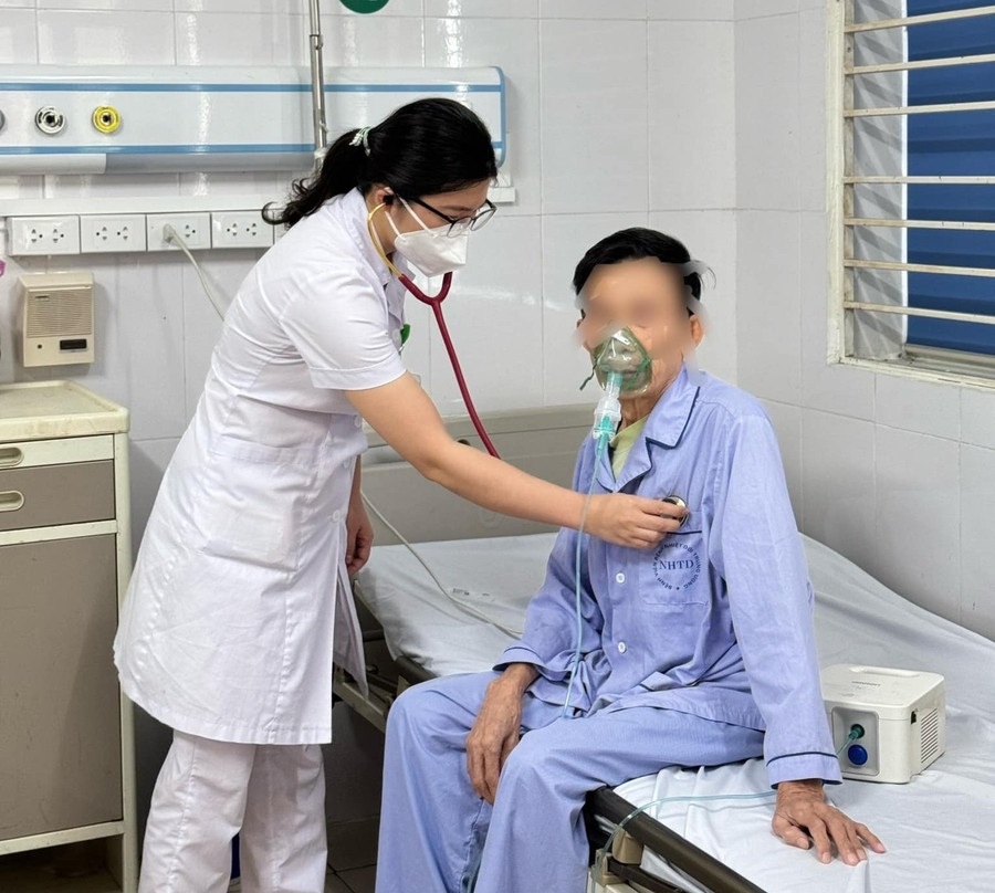 Bệnh nhân mắc phổi tắc nghẽn mạn tính do hút thuốc lá lâu năm. Ảnh: Bệnh viện Bệnh Nhiệt đới Trung ương