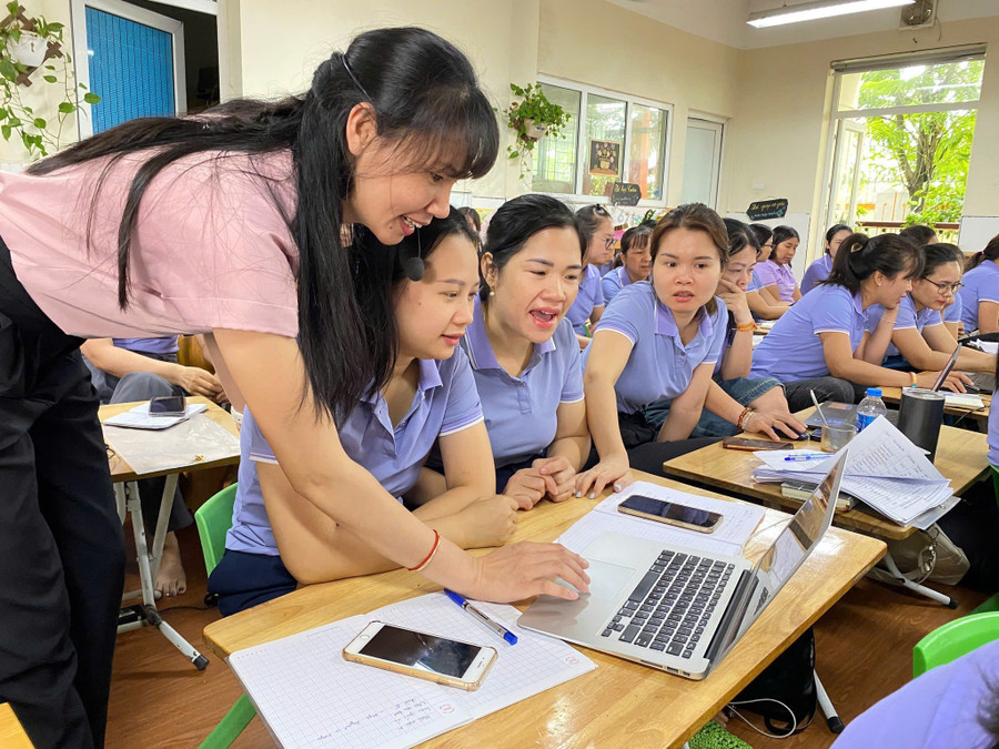 Một lớp học nâng cao trình độ công nghệ thông tin của giáo viên huyện Ba Vì (Hà Nội). Ảnh: Lan Anh