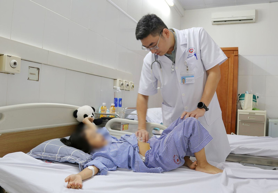 Bác sĩ khám lại vết mổ cho bệnh nhi. Ảnh: BVCC 