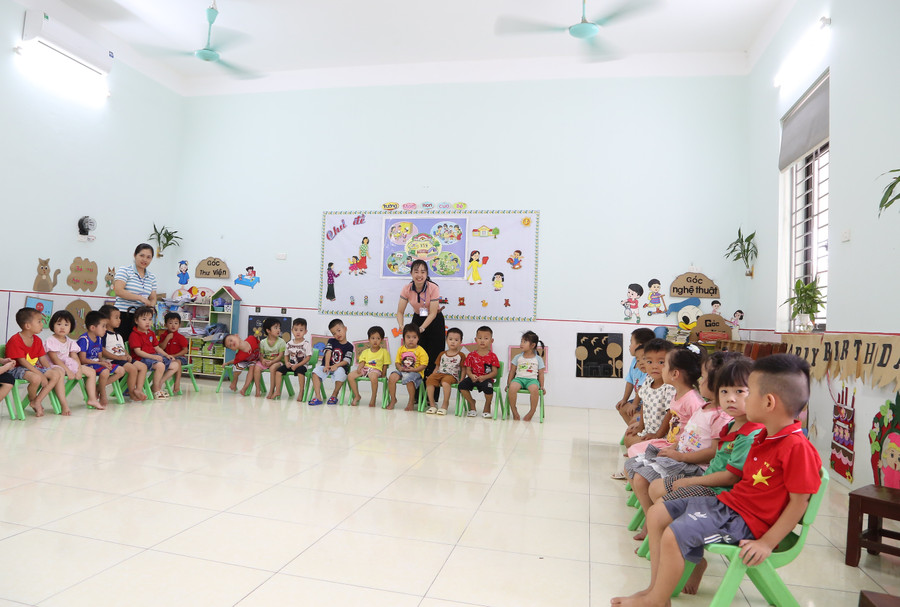 Cô trò Trường Mầm non Liên Chung ở lớp học mới sạch đẹp. bac-ninh-truong-moi-hien-dai-tre-van-o-lai-diem-cu-2.jpg