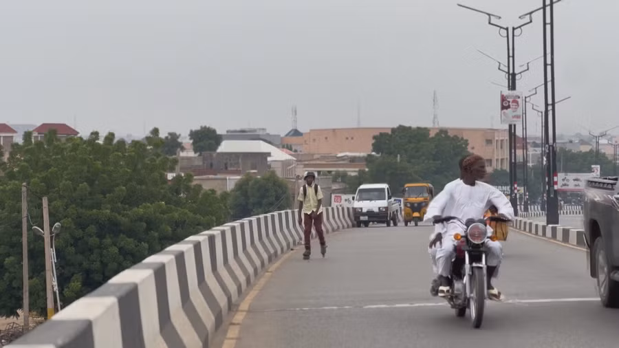 Cung đường đến trường dài 8km với nhiều nguy hiểm.