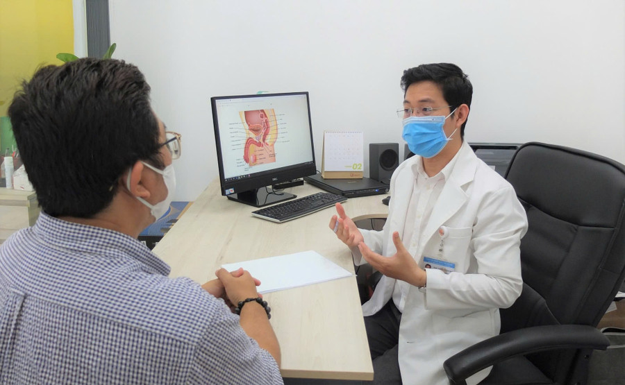 ThS.BS Nguyễn Hồ Vĩnh Phước thăm khám cho bệnh nhân. Ảnh: BVCC