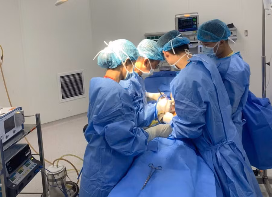 Các bác sĩ tiến hành phẫu thuật mở lấy sỏi ống mật chủ cho bệnh nhân. Ảnh: BVCC