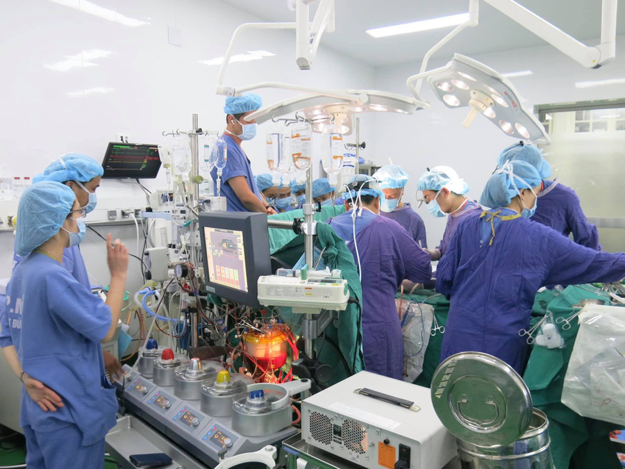 Các bác sĩ tiến hành ghép tạng tại Bệnh viện Việt Đức. Ảnh: BVCC
