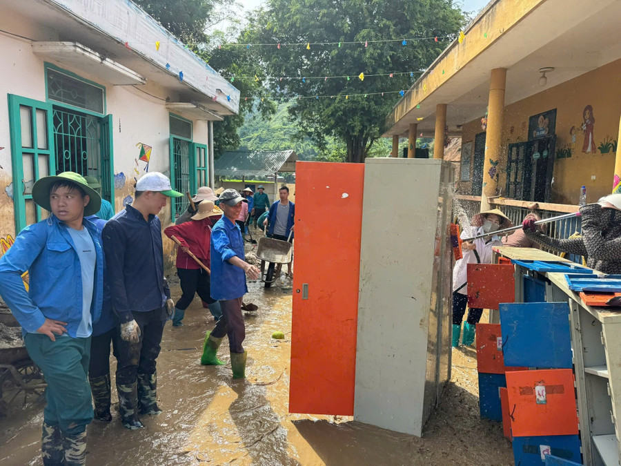 Giáo viên và phụ huynh học sinh điểm trường Pá Vạt 1, Trường Mầm non Pá Vạt (xã Mường Luân, Điện Biên) nỗ lực khắc phục hậu quả sau mưa lũ. Ảnh: Minh Đức
