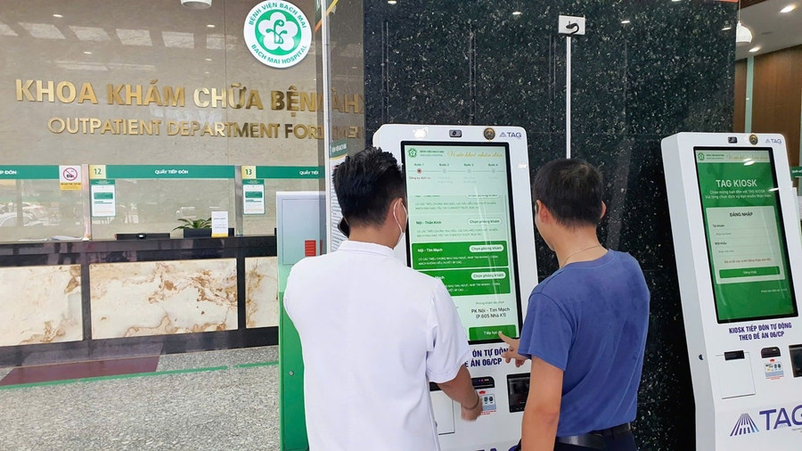 Người dân gặp thuận lợi từ mô hình 'bệnh viện không giấy tờ'. Ảnh: BV Bạch Mai