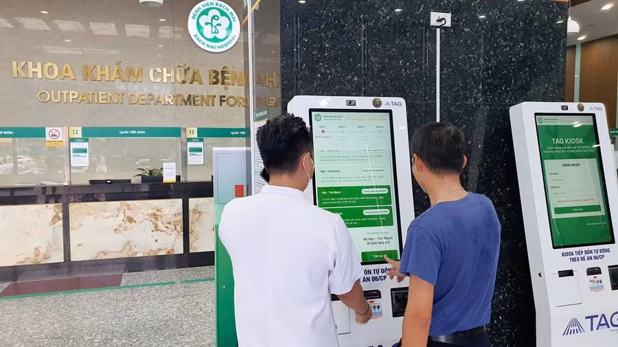 Người dân gặp thuận lợi từ mô hình 'bệnh viện không giấy tờ'. Ảnh: BV Bạch Mai