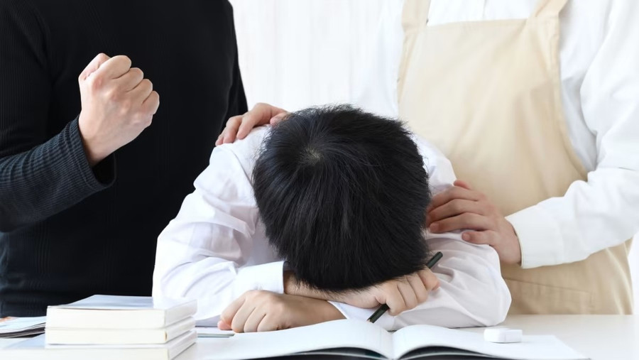 Học sinh Singapore kiệt sức vì áp lực học thêm.