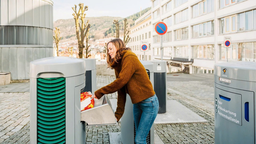Người dân Stockholm phân loại rác theo các đường ống xử lý rác thải.