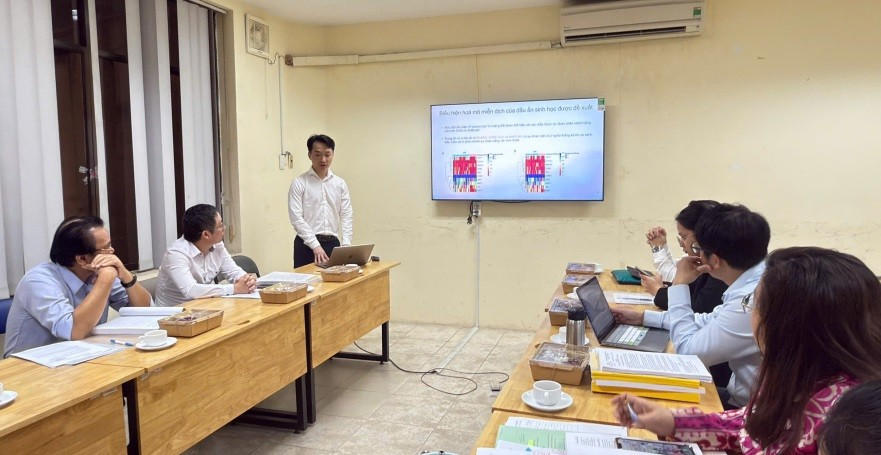 TS.BS Huỳnh Công Nhật Nam trình bày báo cáo kết quả nghiên cứu.