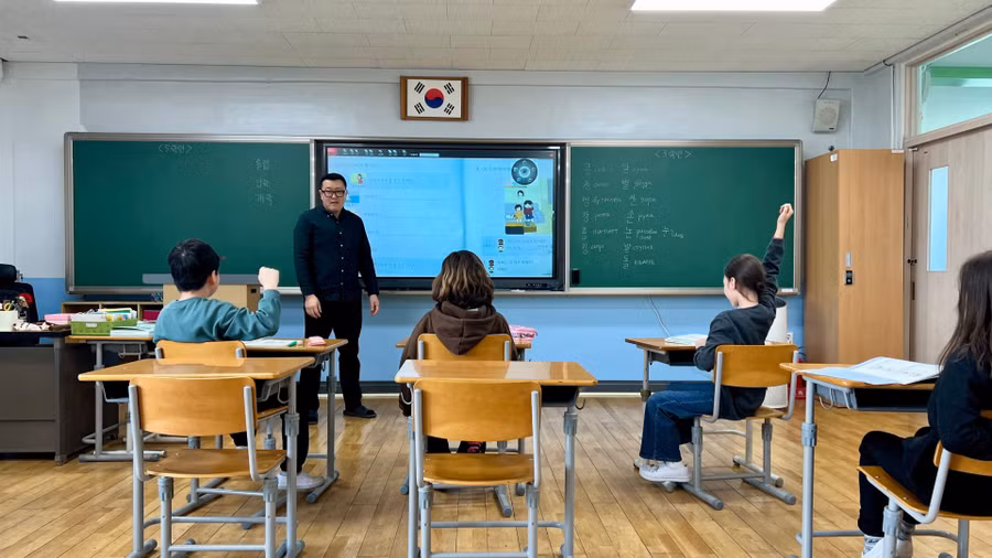 Tại nhiều quốc gia, dạy thêm là hoạt động không được khuyến khích. 