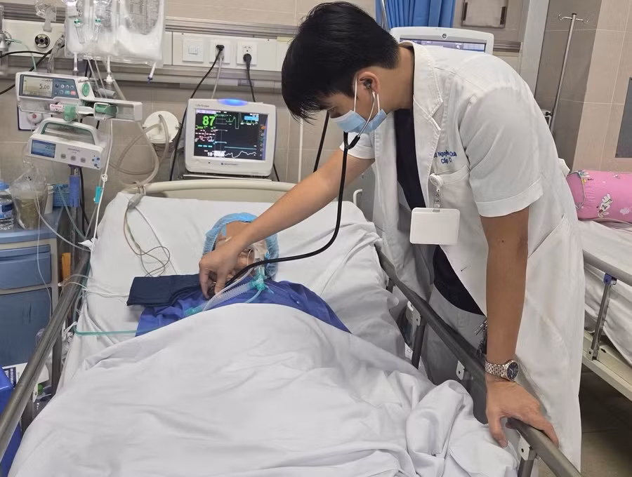 Cụ bà nguy kịch sau khi uống nhầm thuốc cai nghiện. Ảnh: Bệnh viện cung cấp