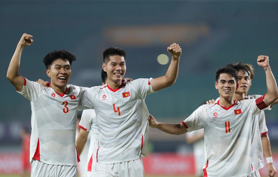 Hiểu Minh (4) cùng các đồng đội ăn mừng chiến thắng tại giải U23 Đông Nam Á 2025. Ảnh: INT. nguyen-hieu-minh-u23-viet-nam-trung-ve-tre-ban-linh-3.jpg