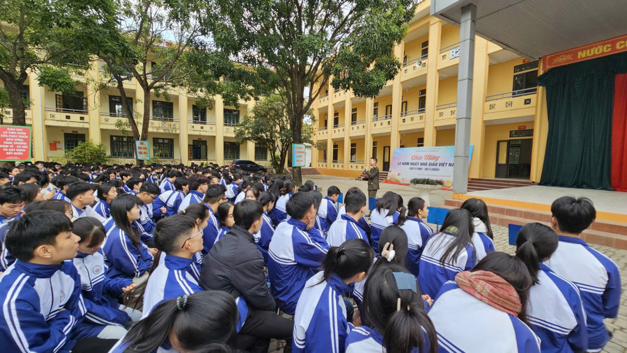 Học sinh THPT Tam Dương II được tuyên truyền về các hình thức lừa đảo, xâm hại trên không gian mạng.