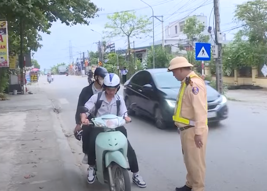 CSGT Thanh Hóa tăng cường kiểm tra học sinh tham gia giao thông.