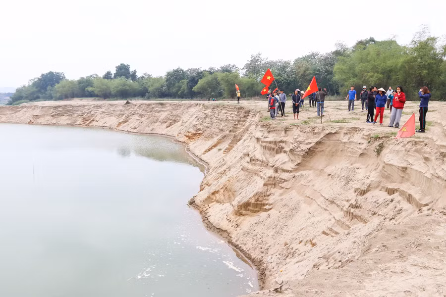 Người dân ra bờ sông phản đối doanh nghiệp hút cát. Ảnh: Phạm Tâm