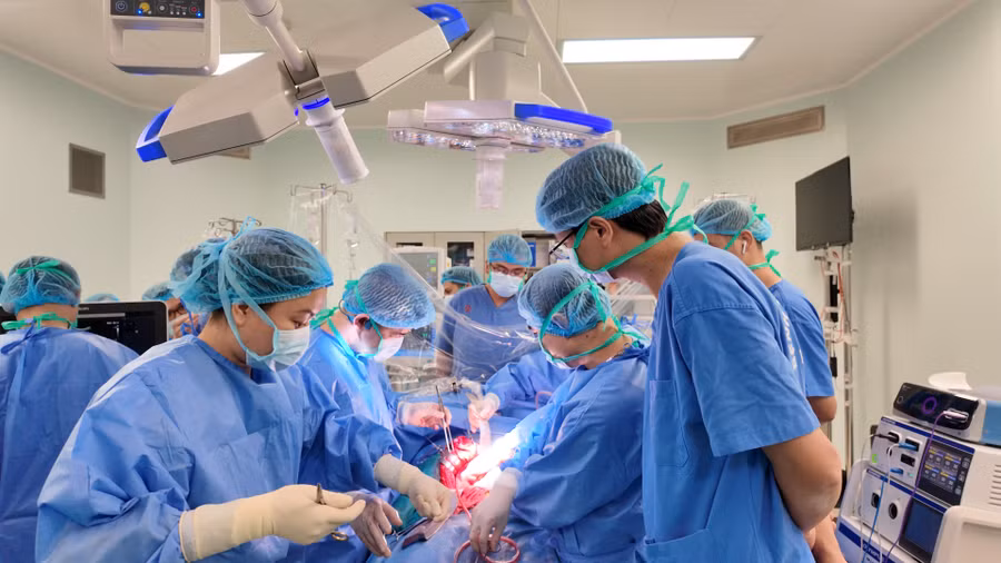 Các bác sĩ tiến hành ghép gan cho bệnh nhân. Ảnh: BVCC