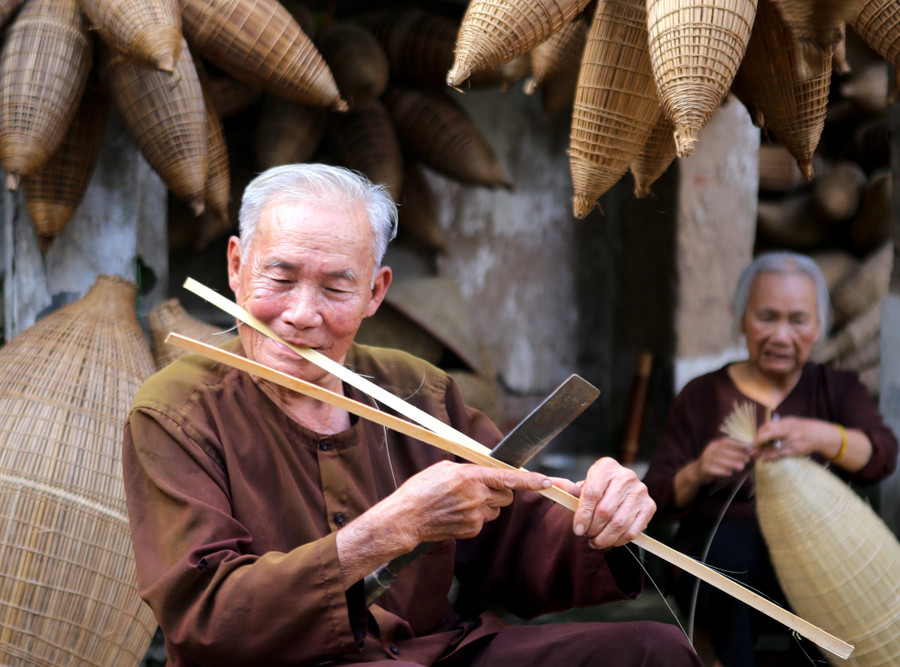 Nguyên liệu để làm những chiếc đó phải là tre hoặc nứa già. ve-thu-sy-hoc-vot-nan-dan-do-6.jpg