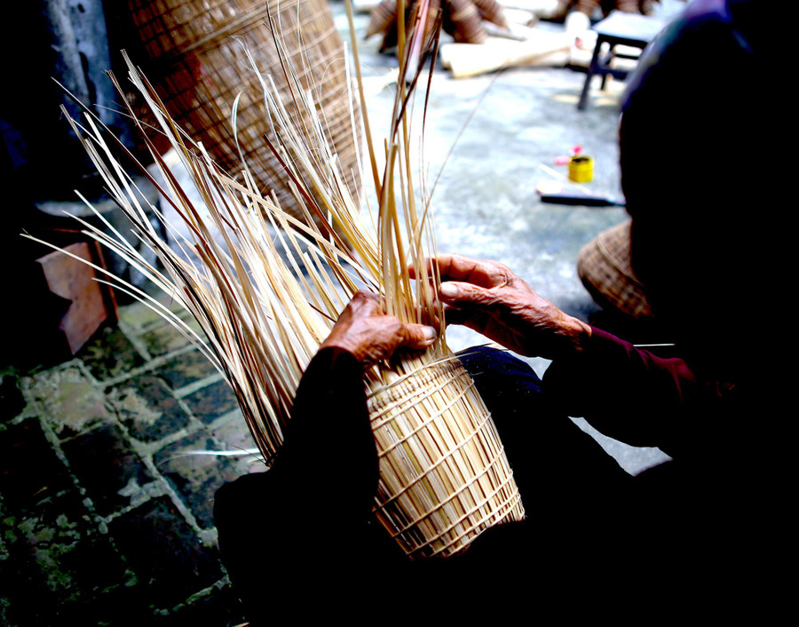 Cụ Phạm Thị Canh tỉ mỉ, cẩn thận với những đường nan, mũi nứa. ve-thu-sy-hoc-vot-nan-dan-do-4.jpg