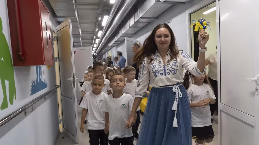 Trẻ em Kharkiv, Ukraine đón năm học mới trong lớp học dưới đất.