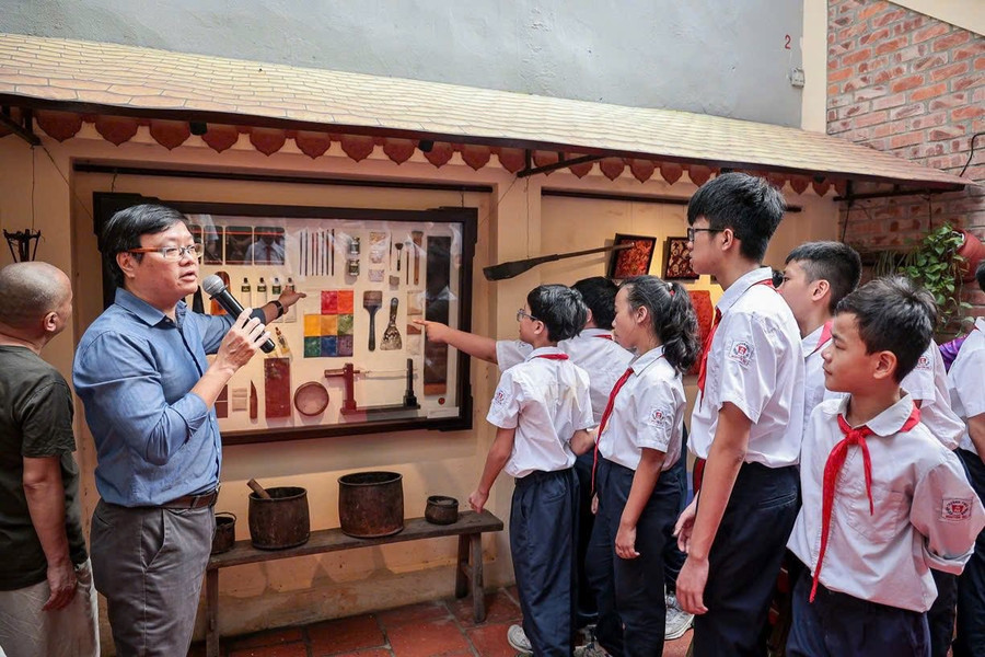 Giám tuyển Nguyễn Thế Sơn giới thiệu với các học sinh về dụng cụ nghề sơn ta. sac-son-danh-thuc-dinh-co-3.jpg