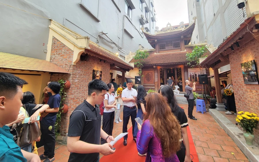 Khách tham quan nhộn nhịp tại đình Hà Vỹ.