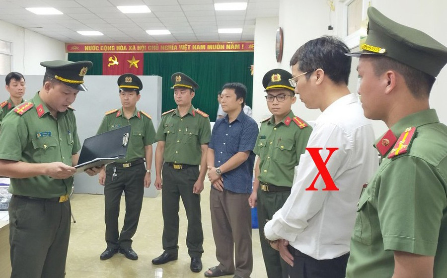 Nguyễn Thế Hùng (áo sáng thứ 2 từ bên phải qua) bị khởi tố, bắt tạm giam vào giữa năm 2024.
